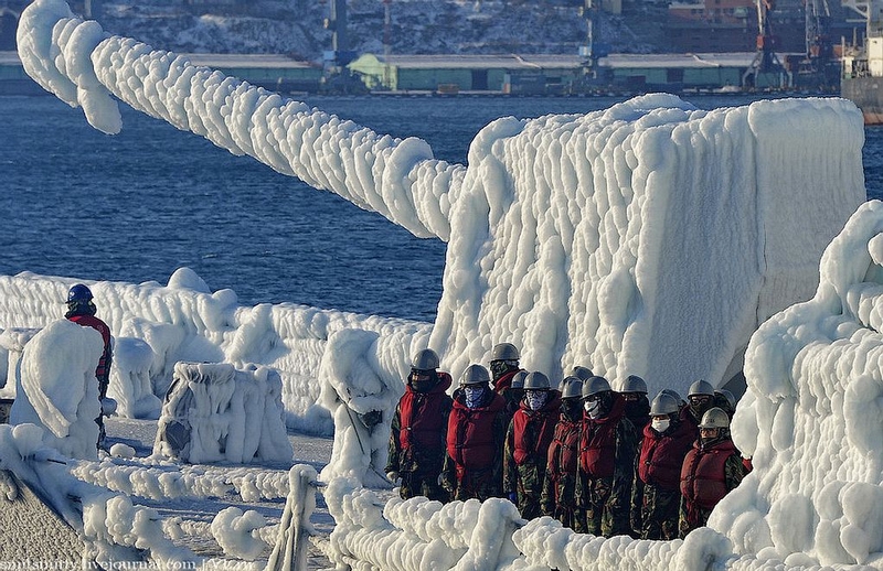 15 Freezing Photos Of Korean Warship Covered With Ice Arrived In Russia