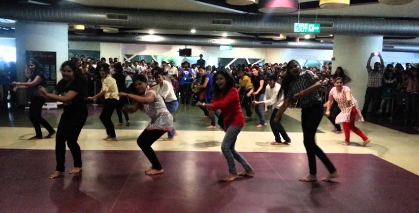 Wipro Flash Mob- Ultimate dance Show By Girls | Reckon Talk