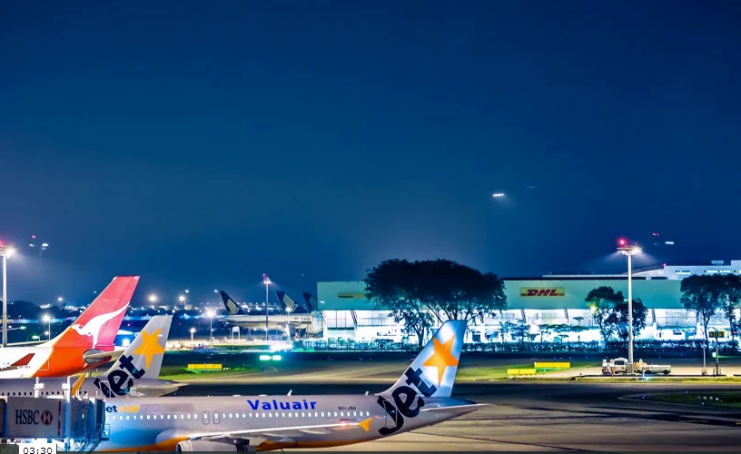 Time lapse of an airport makes airplanes look like shooting stars ...