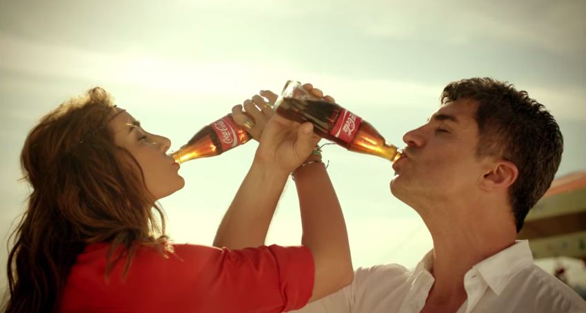 coca cola reklamını kim seslendiriyor