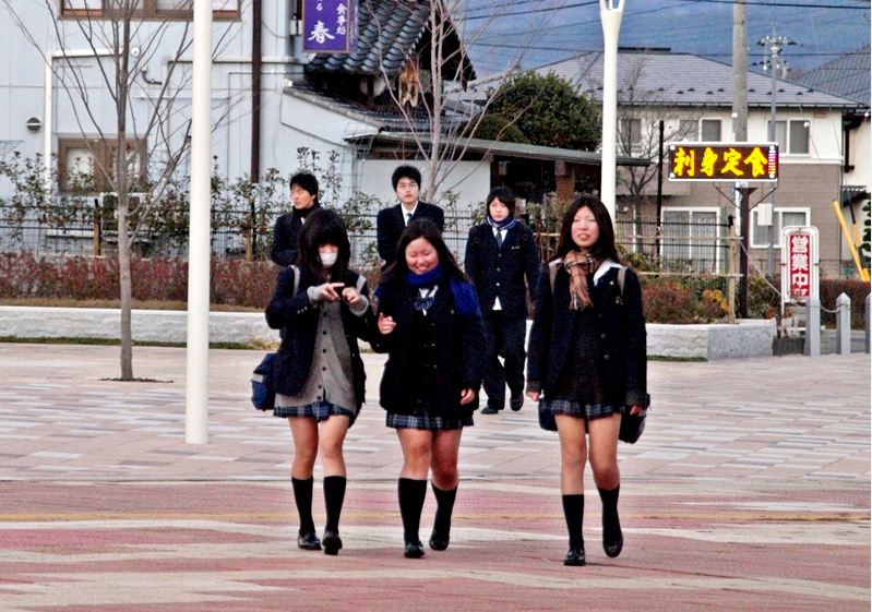 Tiny Japanese Schoolgirl - 16 Photos of Japanese School Girls Wearing Miniskirts In ...