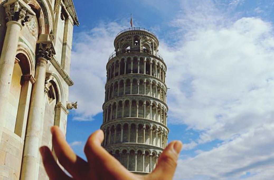 30+ Awesome Funny Creative Photos | Tourist Having Fun with Leaning ...